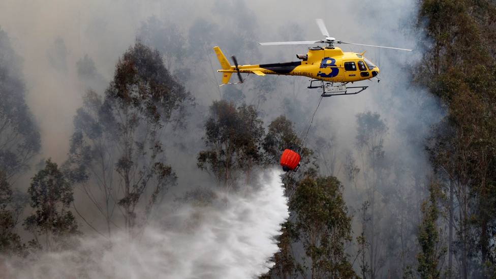 Un helicóptero del Principado sofoca un incendio forestal (Archivo)