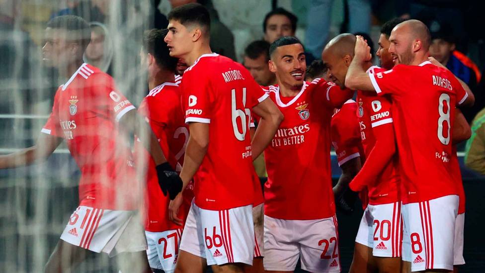 El Benfica celebra el gol de Joao Mario desde el punto de penalti frente al Brujas. EFE