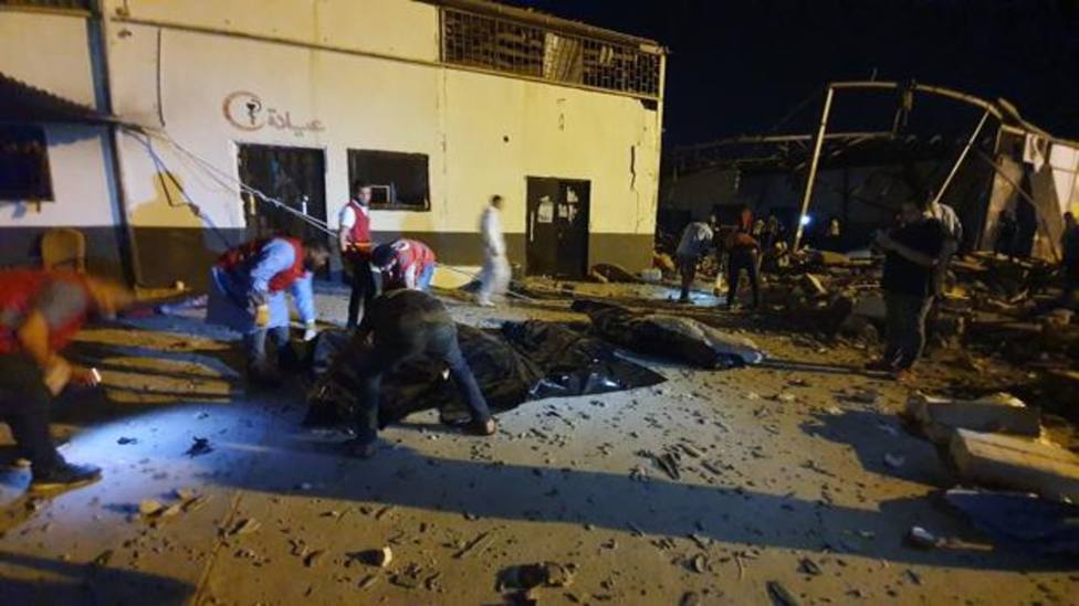 Al menos 40 migrantes muertos en un ataque atribuido a Hafter en Libia