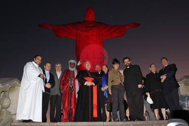 Iglesias y monumentos se iluminan de rojo en el mundo por los cristianos perseguidos