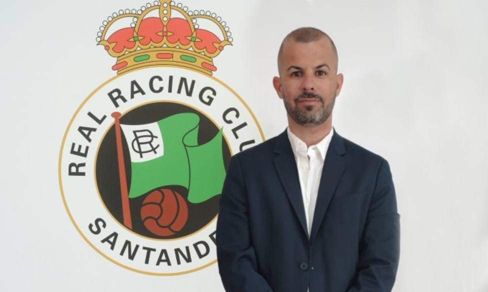 Manu Fajardo, junto al escudo de su nuevo club, el Real Racing Club. Foto: RRC