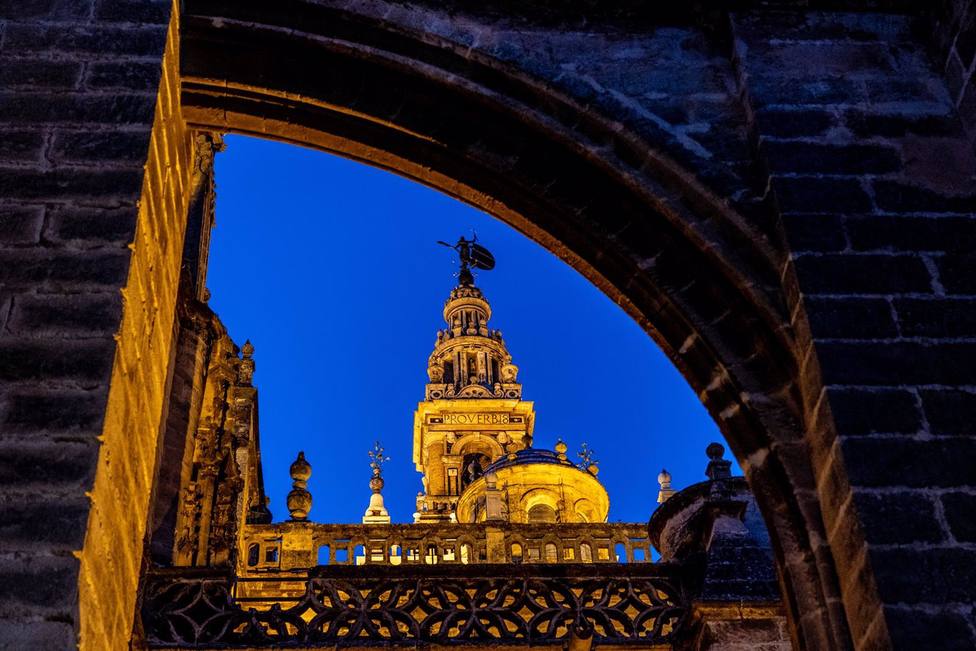 Los monumentos de Sevilla seguirán alumbrados por la noche