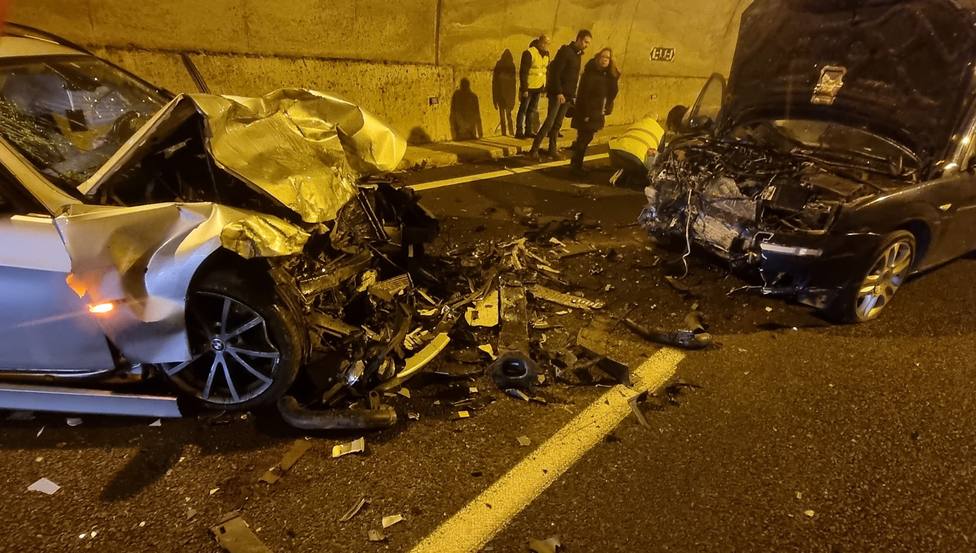 Ambos vehículos sufrieron daños considerables en sus frontales - FOTO: Tráfico Ferrolterra