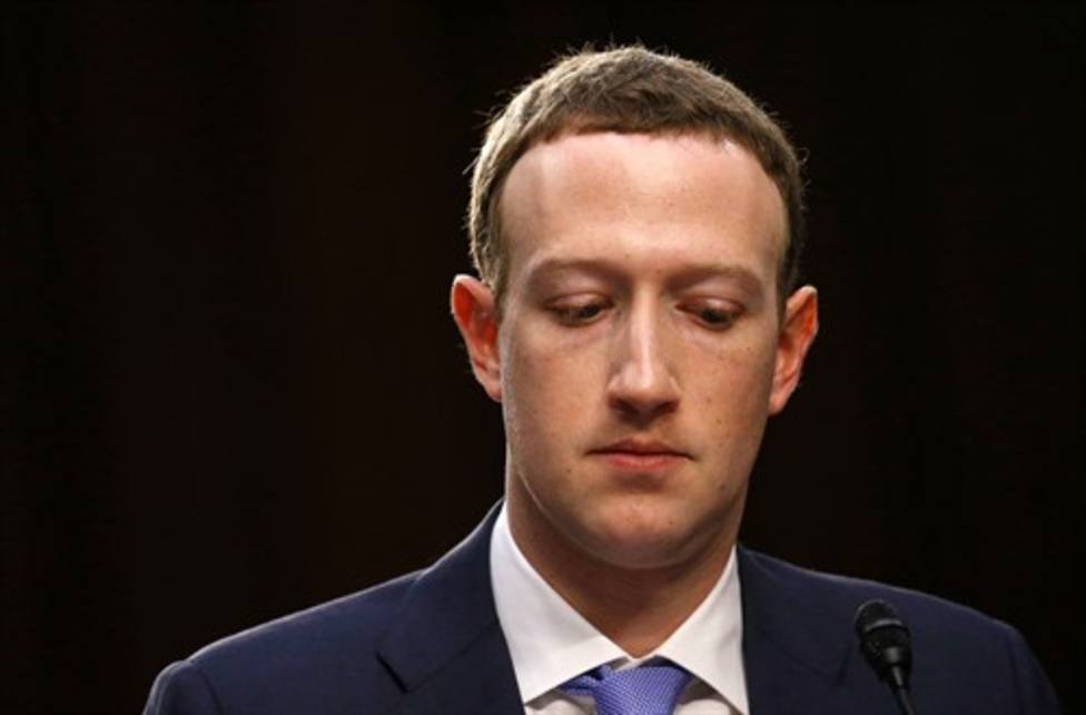 Los efectos de la caída de Facebook: Zuckerberg pierde un puesto en la lista de los más ricos del mundo