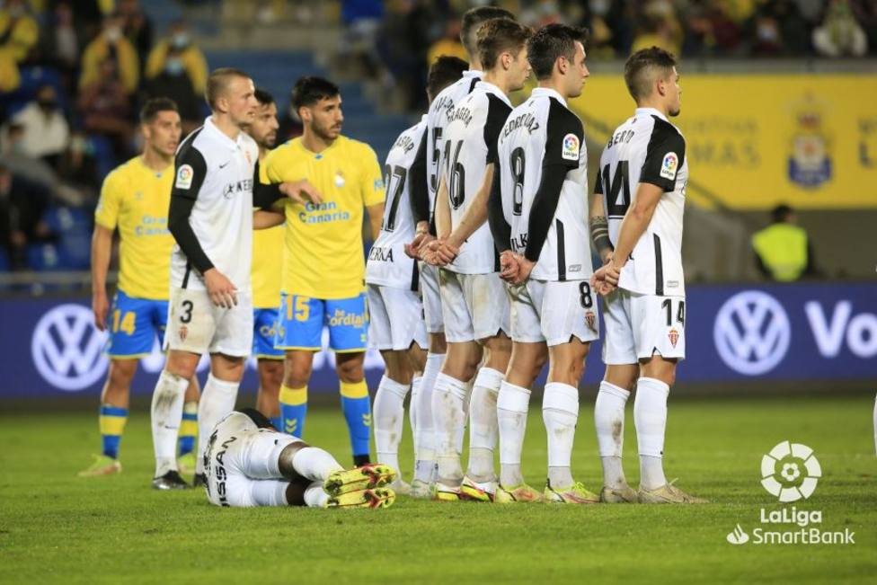 Los jugadores del Sporting, en la barrera, ante un lanzamiento de falta de Las Palmas