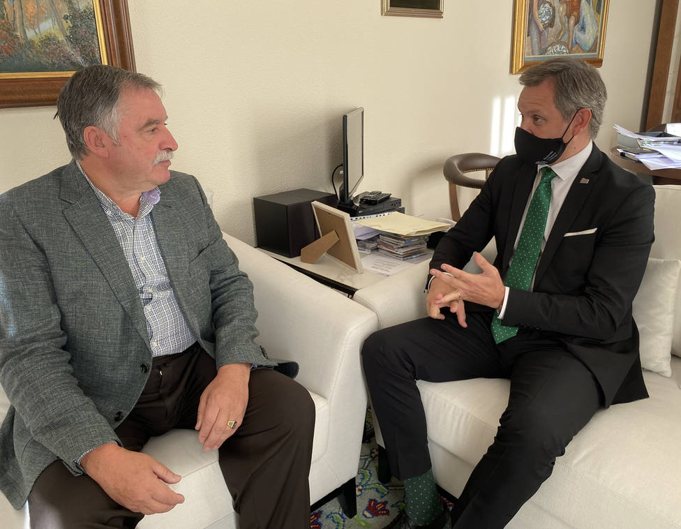 El alcalde de Oleiros, Ángel García Seoane, en una reunión con el delegado del Gobierno, José Miñones