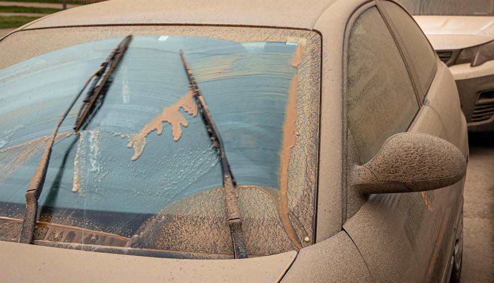 La calima afecta a miles de coches en España: ¿cómo limpiarlos y qué hacer para evitar daños?