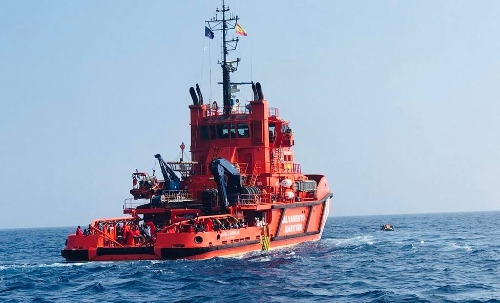 Rescatados una docena de inmigrantes en aguas del Estrecho
