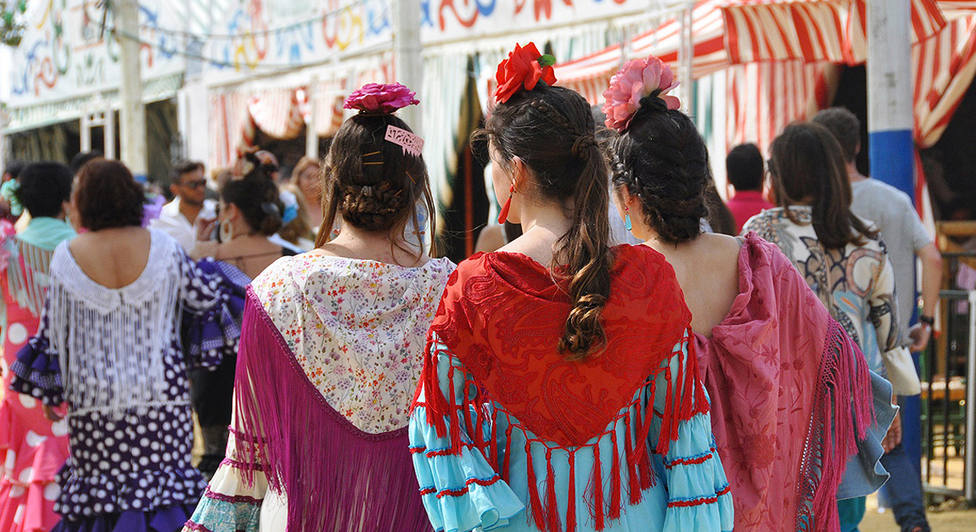 Varias jóvenes en el recinto ferial de Las Banderas en la Feria de El Puerto de Santa María (Cádiz)