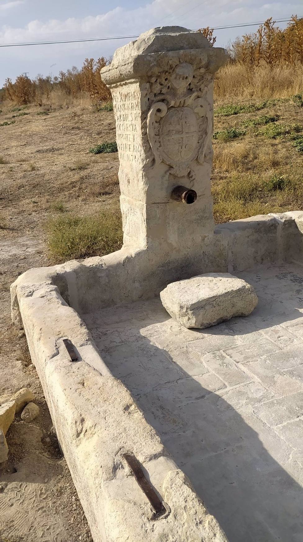 El Ayuntamiento de Lucena denuncia el robo de un pilar de una fuente del siglo XVII