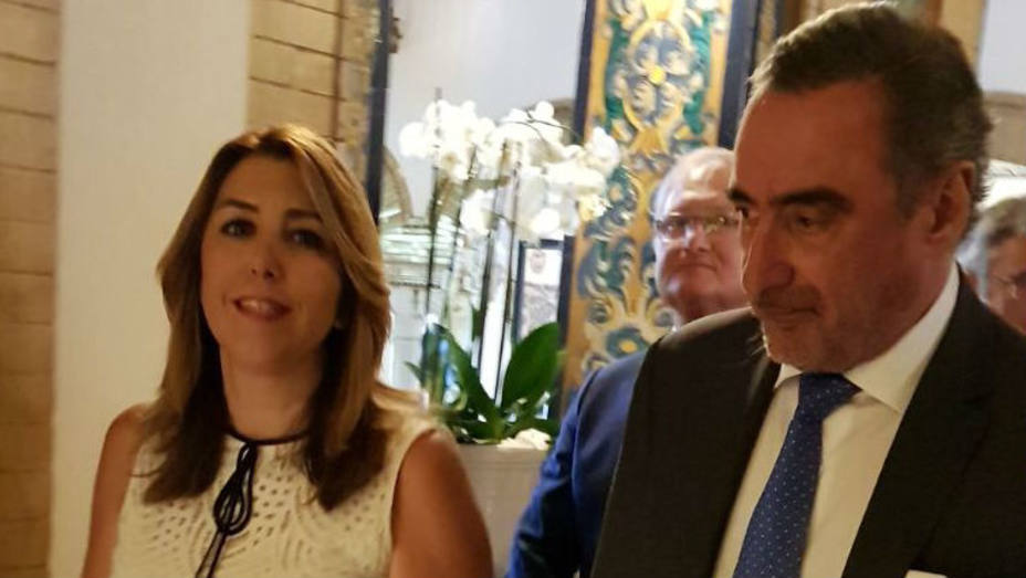Carlos Herrera junto a la presidenta de la Junta de Andalucía, Susana Díaz