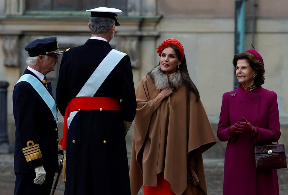El espectacular tocado-turbante naranja con el que la reina Letizia ha deslumbrado en Suecia