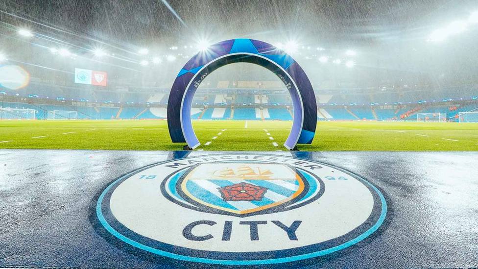 Lluvia sobre el estadio Ciudad de Manchester antes de la disputa del Manchester City - Sevilla