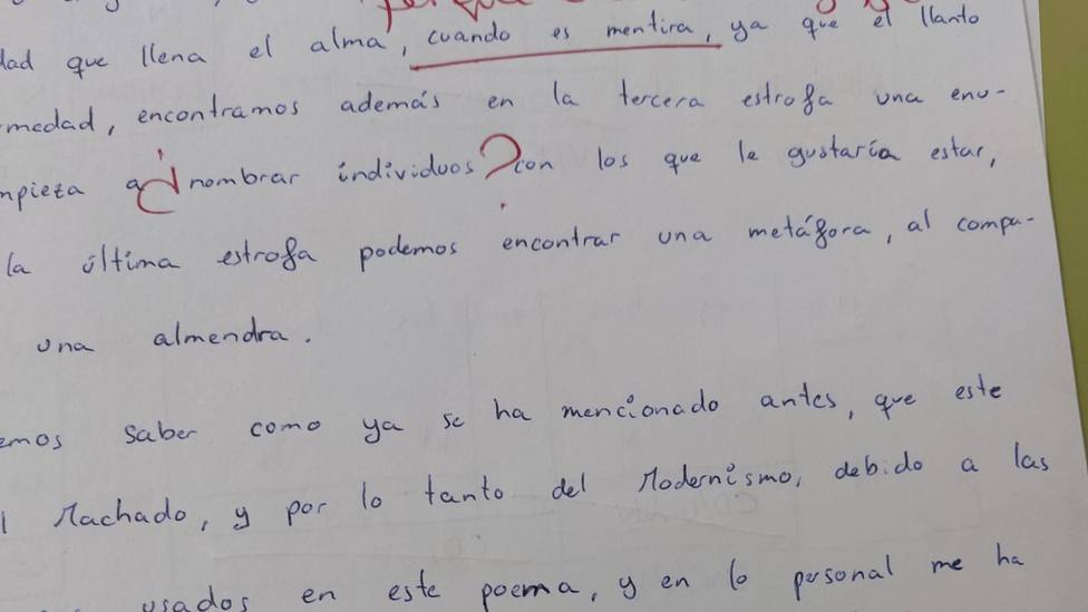 Un alumno comparte la corrección de su profesor de un examen y se hace viral: Porque usted lo diga, señora