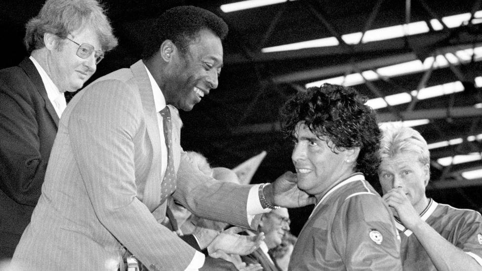 Pelé y Maradona, en Wembley, en una instantánea de los años 80. CORDONPRESS
