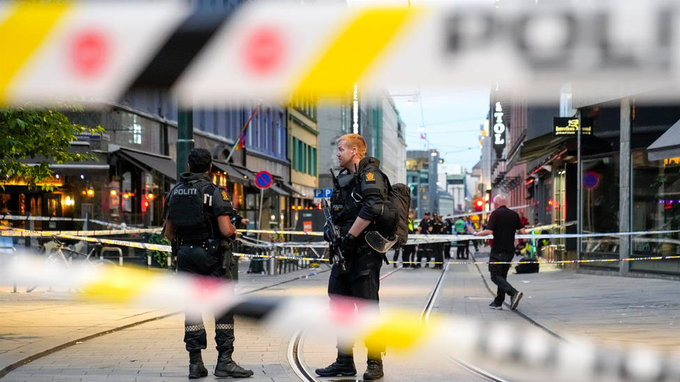 La Policía de Oslo en una de las zonas de los tiroteos