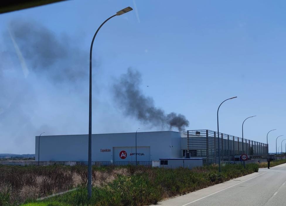 Bomberos sofoca un fuego de contenedores cerca de la zona del aeropuerto y evita el paro de actividad