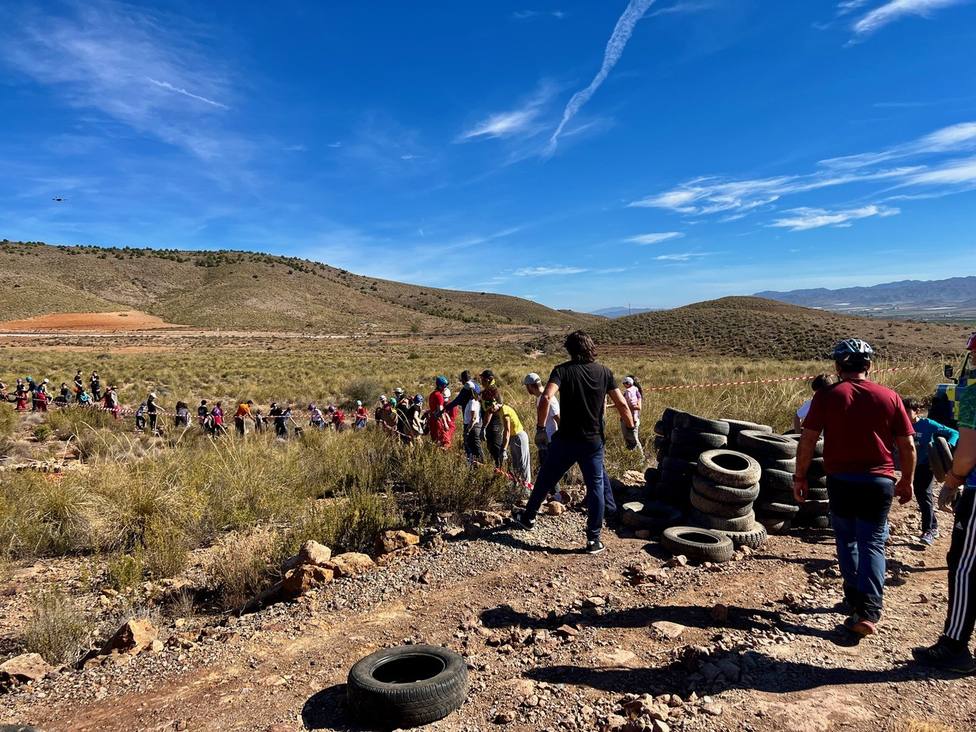 Retirados más de 400 neumáticos usados en una mina abandonada del paraje natural de la sierra de Enmedio