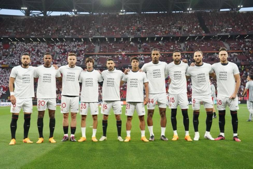 El Sevilla saltó al césped con una camiseta de apoyo a Sergio Rico en el calentamiento