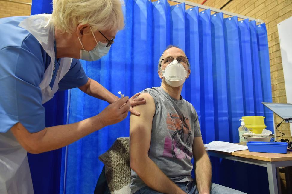 Reino Unido pide a los alérgicos significativos que no se vacunen tras la reacción adversa de dos personas