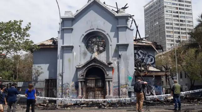 Los jóvenes en Chile ayudan a reconstruir la iglesia de la Asunción,  vandalizada y quemada en Santiago - Iglesia universal - COPE