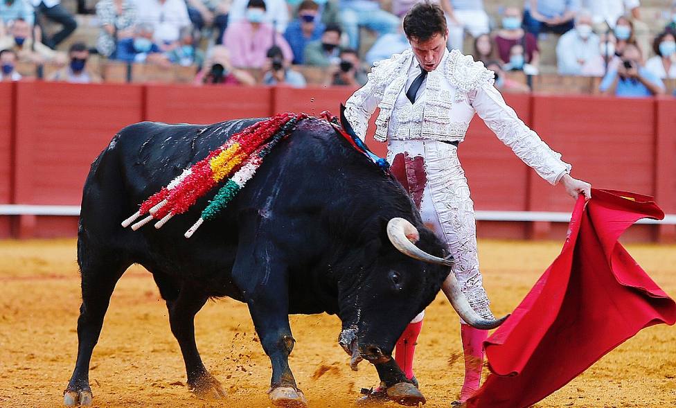 Natural de Daniel Luque al quinto toro de Santiago Domecq lidiado este miércoles en Sevilla