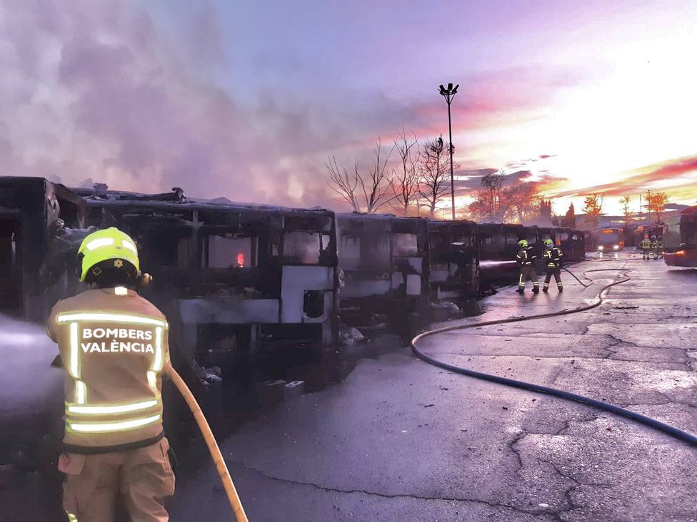 solicitud duda Notable El informe de la Policía Científica concluye que el incendio en las  cocheras de la EMT fue "fortuito" - Valencia - COPE