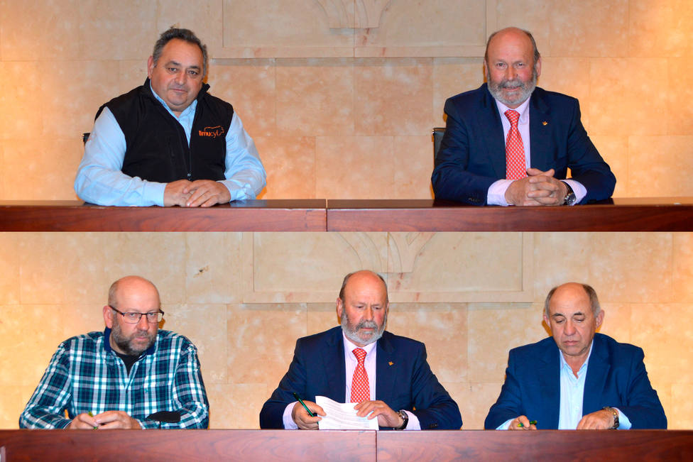 El presidente de Caja Rural Ernesto Moronta firma sendos convenios de colaboración