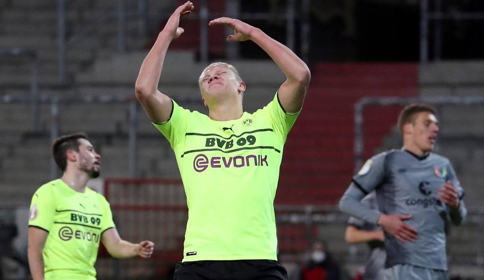 Haaland se lamenta en el partido de Copa ante el St Pauli (EFE)
