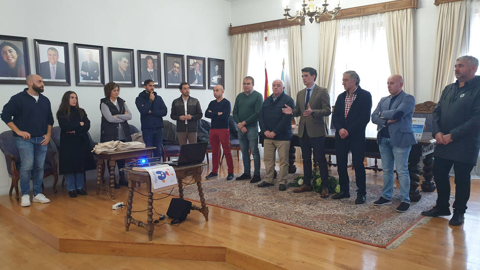 El delegado de la Xunta, Javier Arias, con el alcalde de Mondoñedo y representantes de otros siete municipios