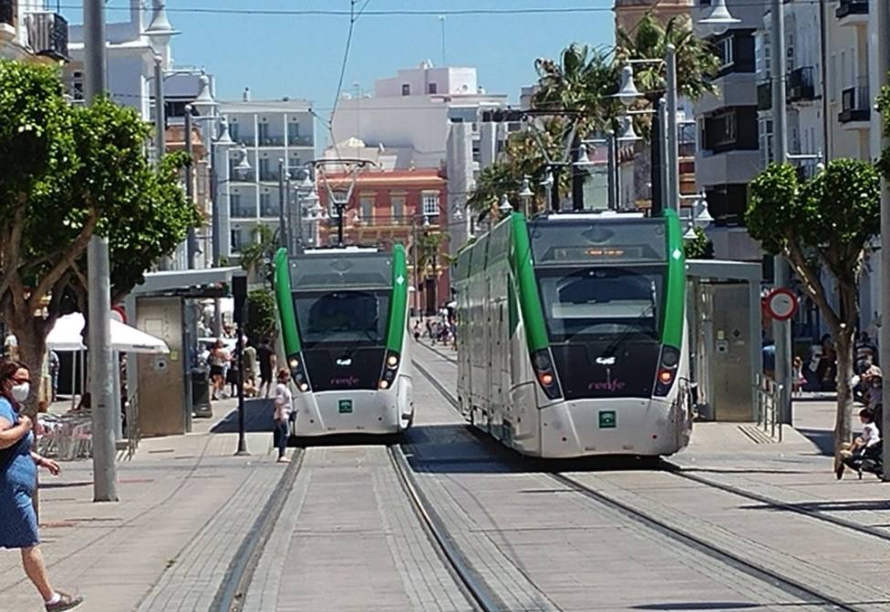 El Tambahía a su paso por la calle Real de San Fernando (Cádiz)
