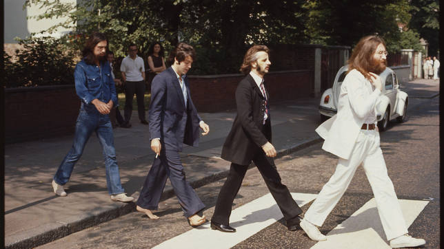 Por qué Paul McCartney aparece descalzo en la portada de Abbey Road? -  Cultura - COPE