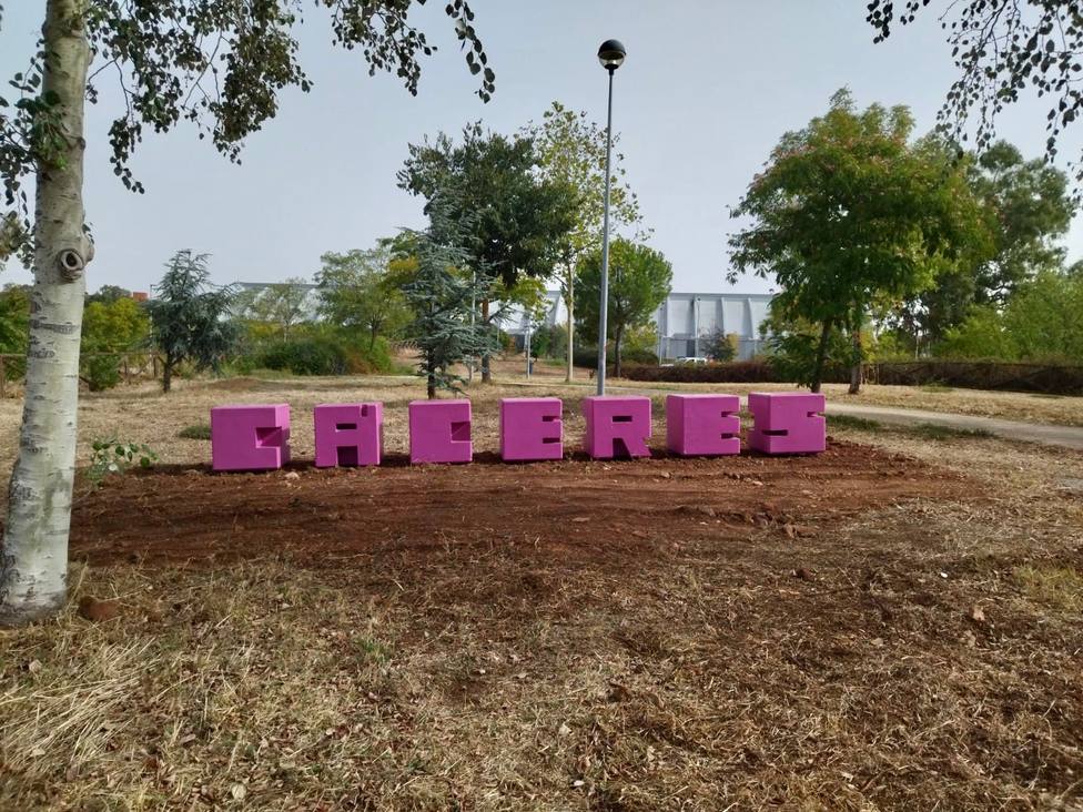 Las letras magenta de Cáceres ocupan ya su ubicación definitiva en la barriada Sierra de San Pedro
