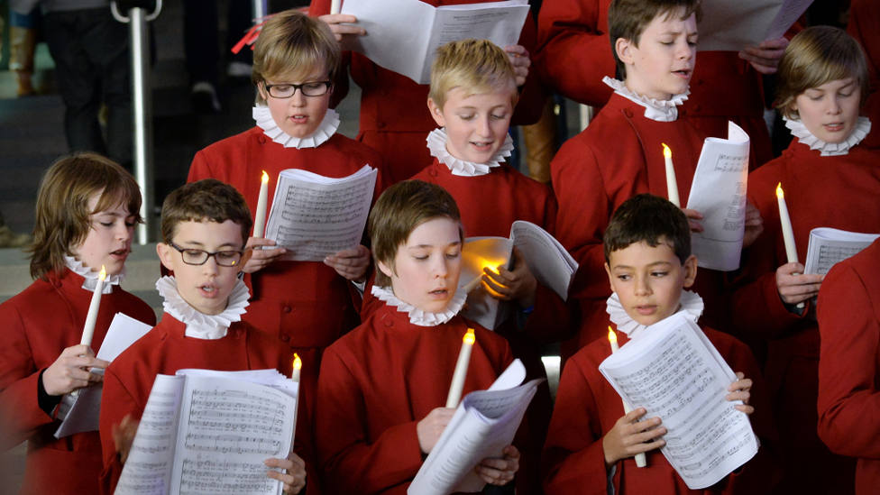 Niños cantando villancicos Navidad