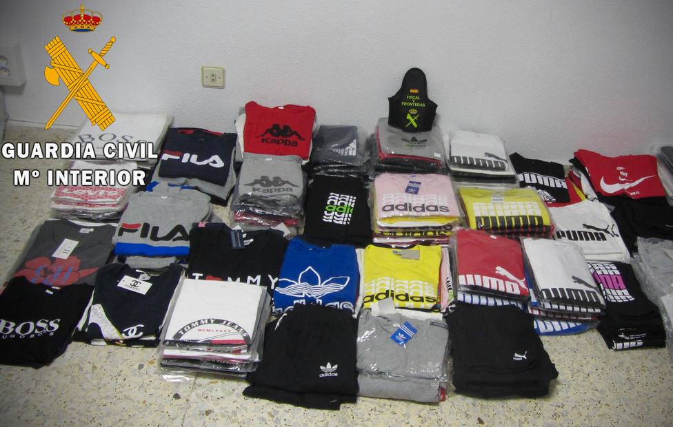 Investigan un hombre por ropa falsificada de diferentes marcas en - Almería COPE
