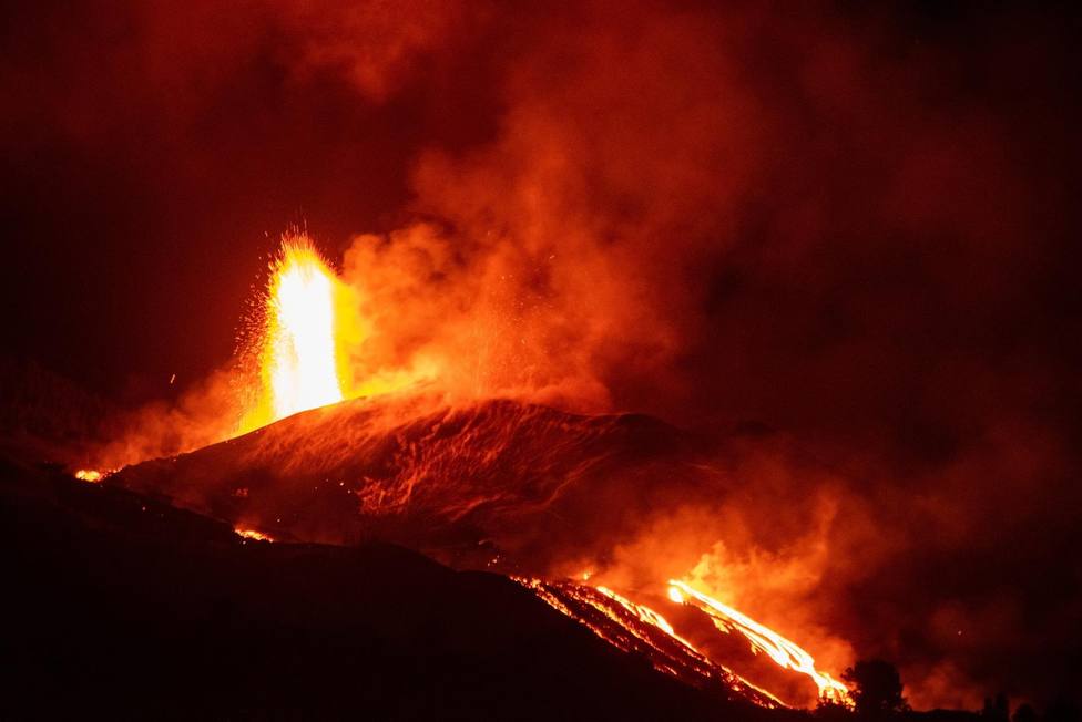 La lava del volcán de La Palma discurre sobre todo por la zona central y lo hace por tubos lávicos