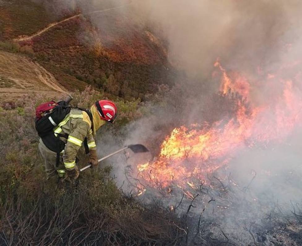 Un brigadista trabaja en la extinción de un incendio forestal