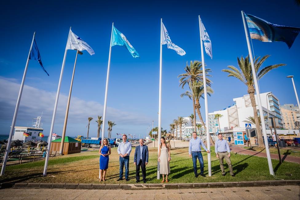 Roquetas de Mar vuelve a lucir seis Banderas Azules esta temporada de verano