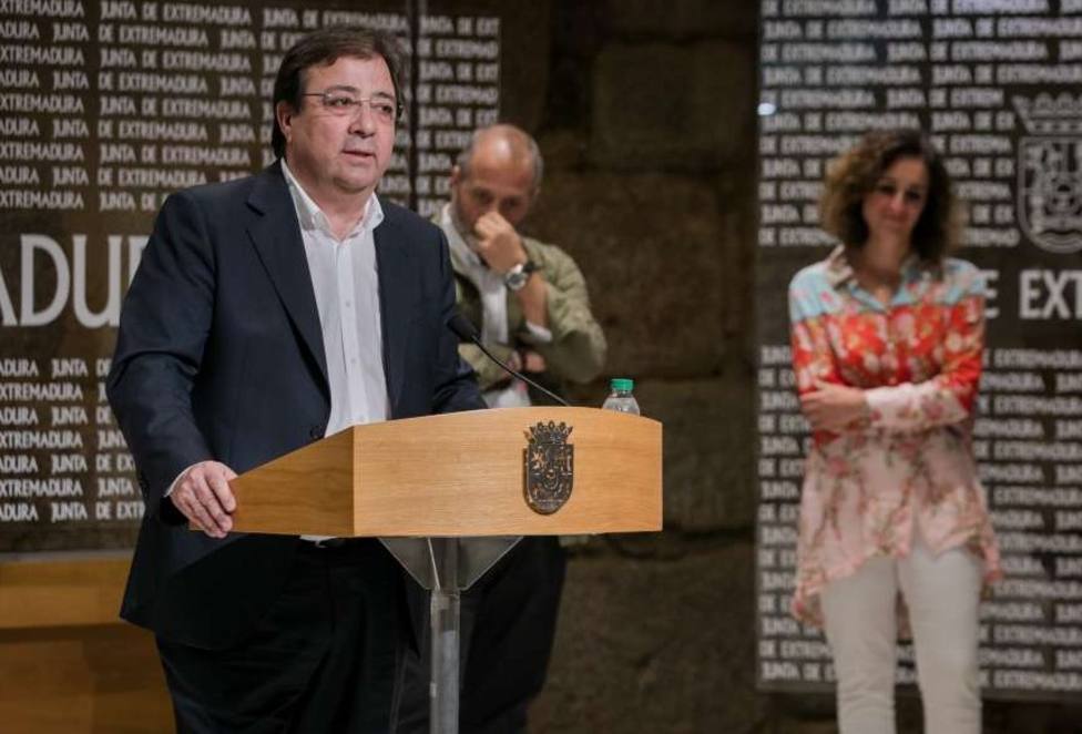 Guillermo Fdez Vara y detrás los consejeros España y García, presentes en la sectorial de este lunes (archivo)