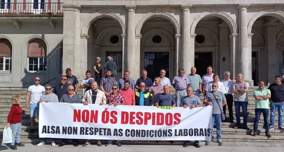 Concentración a las puertas del Ayuntamiento para demandar la readmisión de dos trabajadores - FOTO: CIG