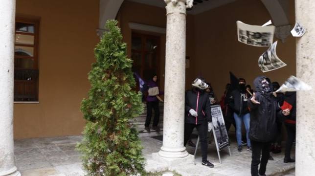 Irrumpe un grupo de feministas en el Arzobispado de Valladolid