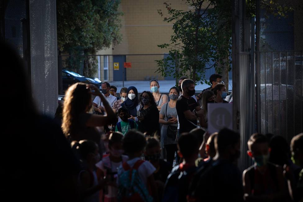 Padres y alumnos esperan a las puertas de un colegio - David Zorrakino - Europa Press - Archivo
