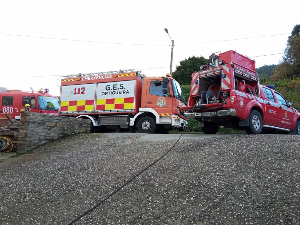Vehículos de los Bomberos de Ferrol, GES de Ortigueira y Protección Civil de Cedeira en el lugar del incidente