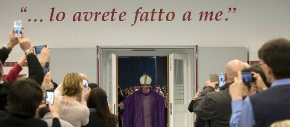 El Papa Francisco abre la Puerta de la Misericordia del centro de Cáritas en Roma. Reuters