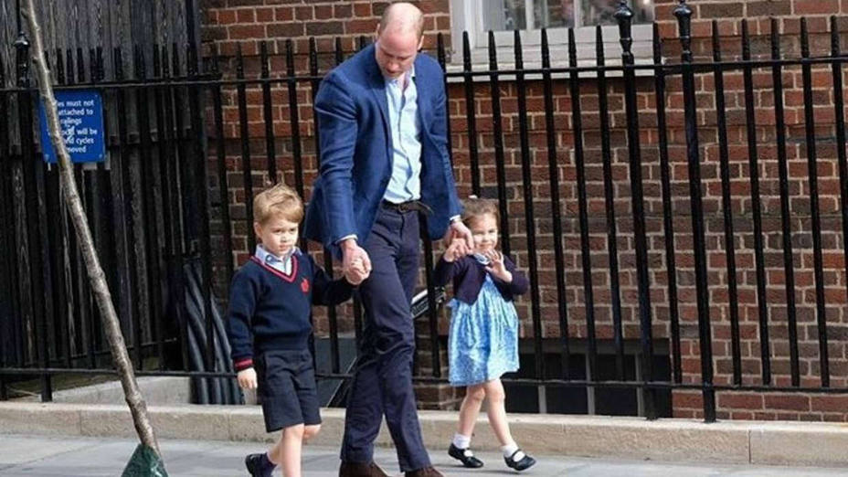 El príncipe Jorge acude con su padre y su hermana Carlota a conocer a su nuevo hermano Luis