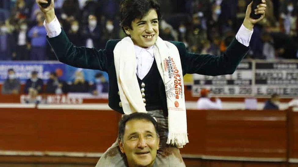 El joven novillero salmantino Marco Pérez, a hombros de César Rincón en Manizales