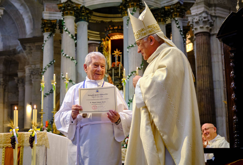 Monseñor Zornoza impone las Medallas Pro Ecclesia