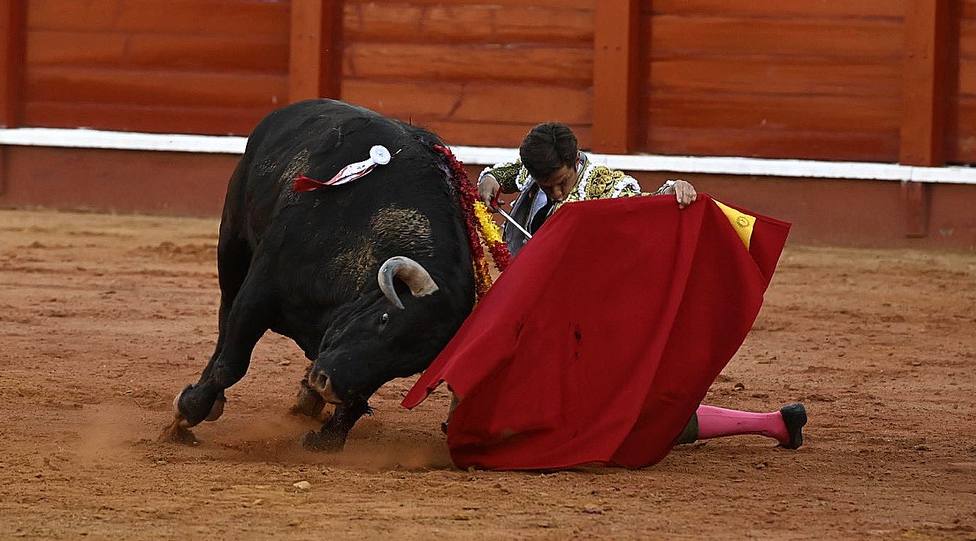 Inicio de faena rodilla en tierra de El Juli al cuarto toro de Garcigrande en Aranjuez