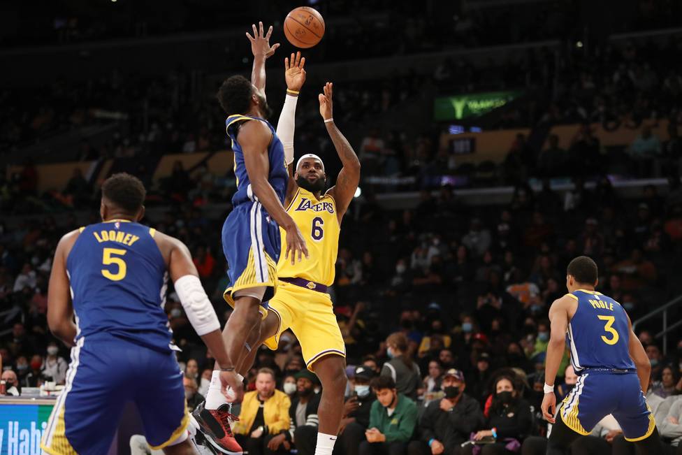 El nuevo Big Three de los Lakers debuta con una derrota en casa ante los  Warriors - NBA - COPE