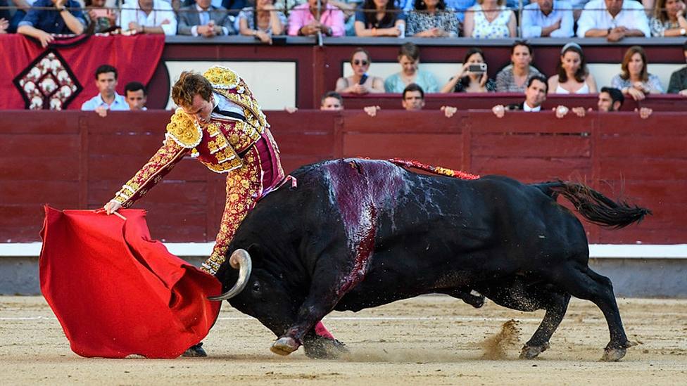 Derechazo de Román ante su primer toro de Luis Algarra, al que cortó una oreja